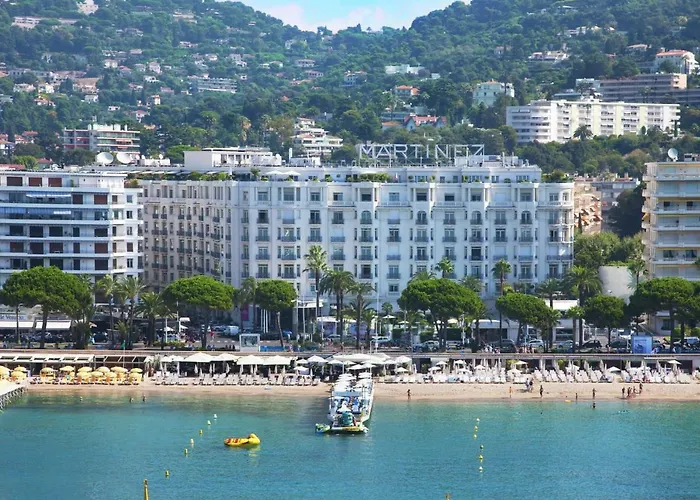 Residences Fleuries - behind Cannes Croisette Bvd